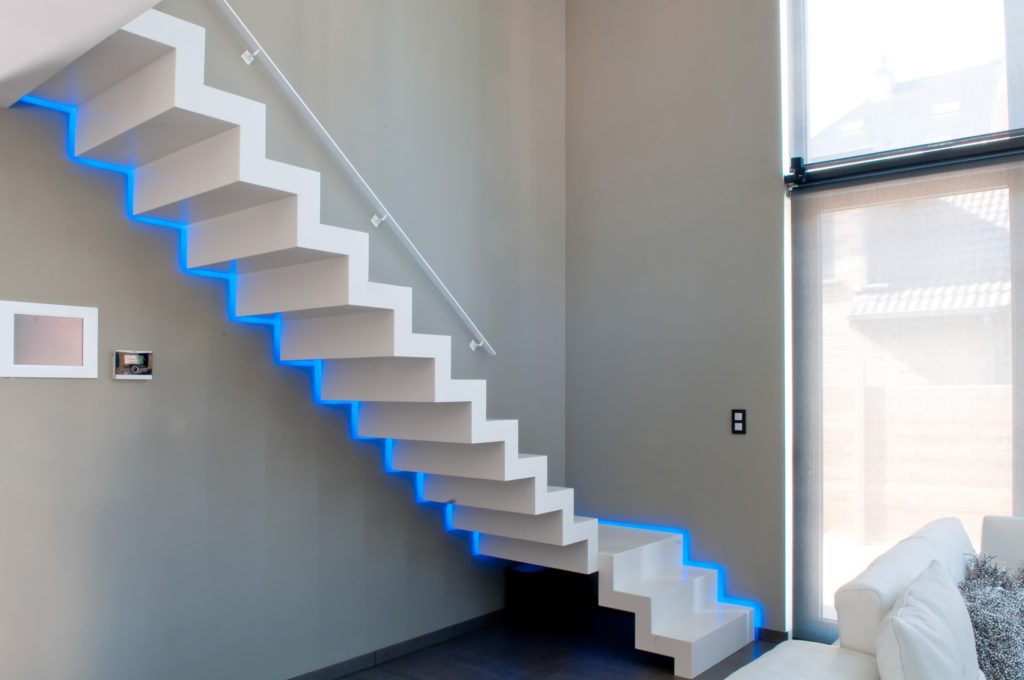 Bords d'escalier éclairés par des lumières bleues